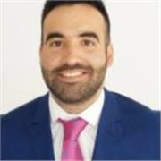 Profesor de matemáticas da clases a niños de ESO y Bachillerato